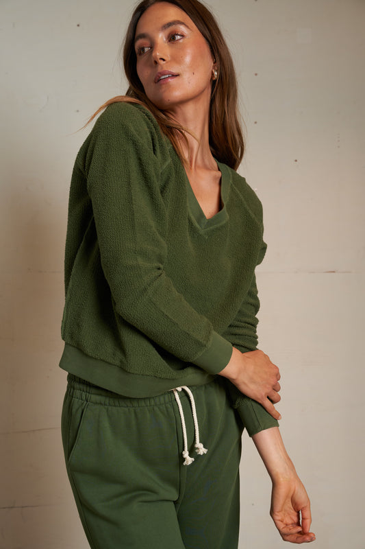 PERFECT WHITE TEE - Zuri V Neck Reverse Sweatshirt / Fern Green